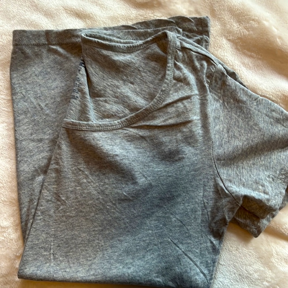 Levi’s
Color: Gray
Type: Short sleeve T-shirt
Size: Medium